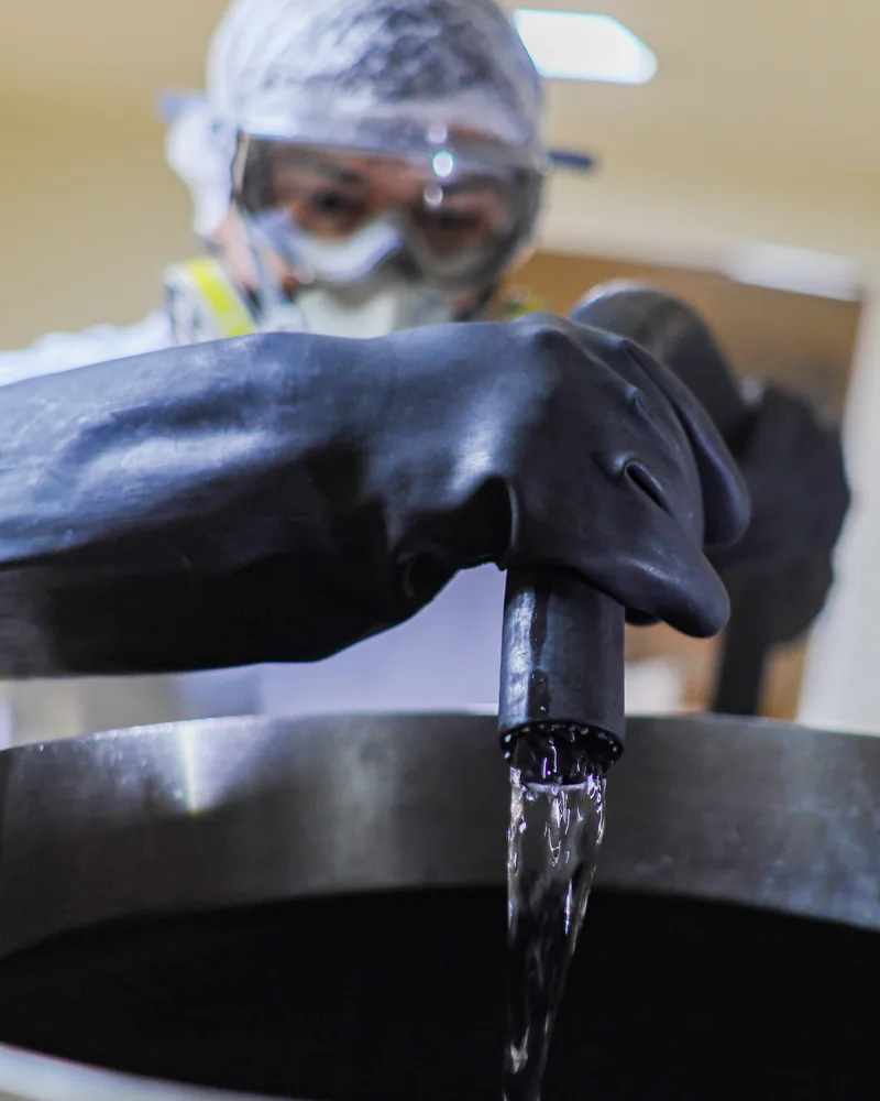 Operador de GNS preparando un lote en el reactor